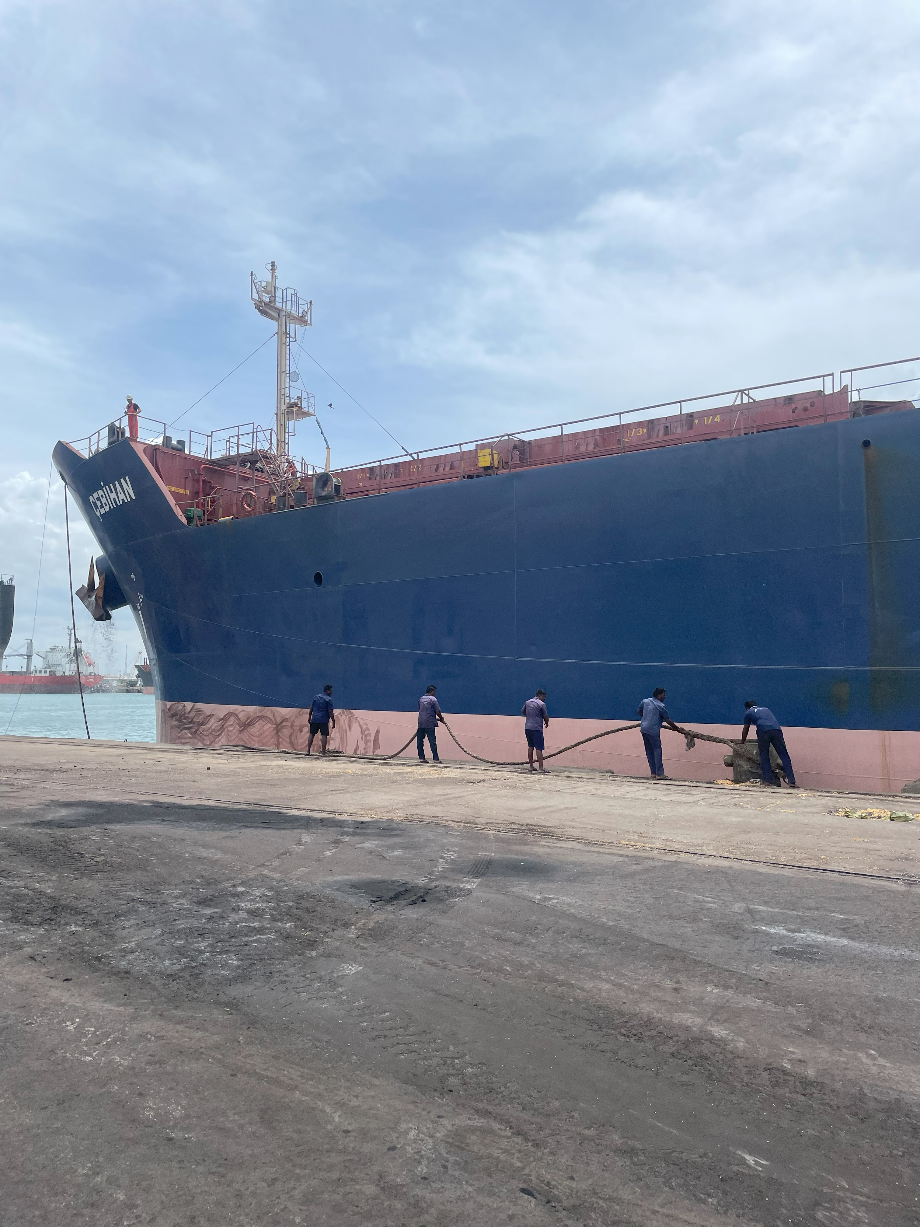 Mooring operations at VOC port